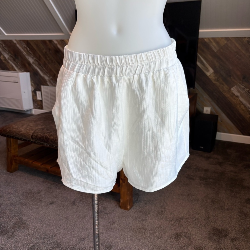 Vici Ophelia Pocketed Shorts White